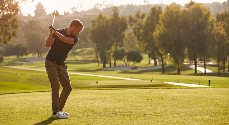 How to swing a golf club for golf beginners