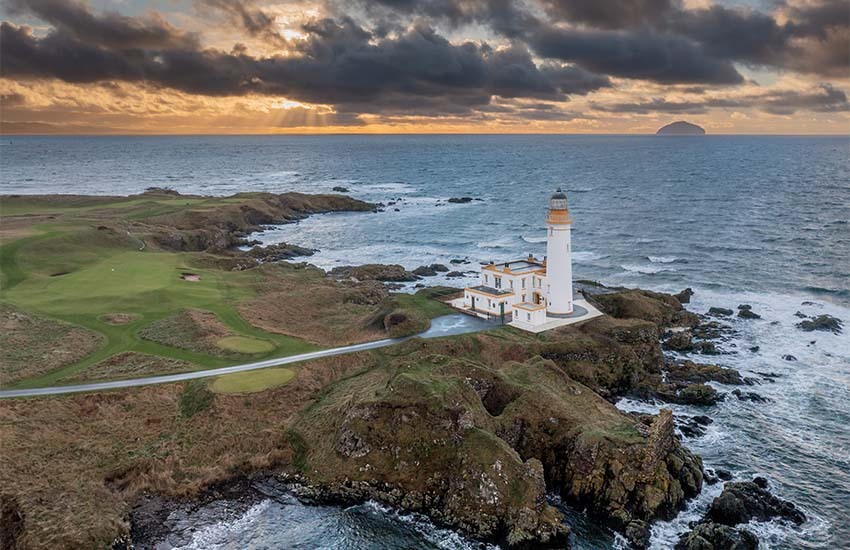 Golf course lighthouses